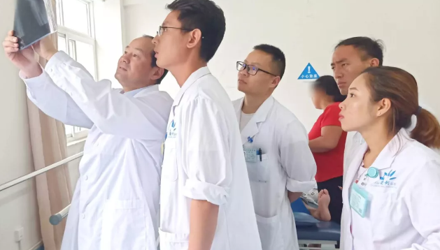 云南省康復(fù)三級(jí)體系項(xiàng)目中心葉斌團(tuán)隊(duì)到保山安利醫(yī)院進(jìn)行學(xué)科建設(shè)、業(yè)務(wù)指導(dǎo)及板橋中心衛(wèi)生院示范單位評(píng)審驗(yàn)收并授牌