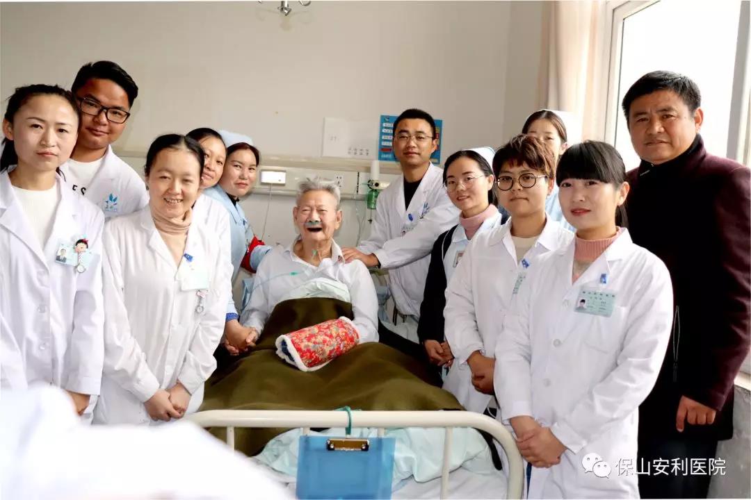 97歲八路老戰(zhàn)士身患多種疾病，常年住院視醫(yī)院為家，醫(yī)護(hù)為親人