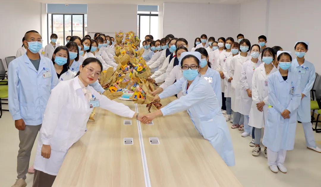 【保山安利醫(yī)院】雙節(jié)同慶，用祝福和鮮花感謝默默付出的治療師和教師們