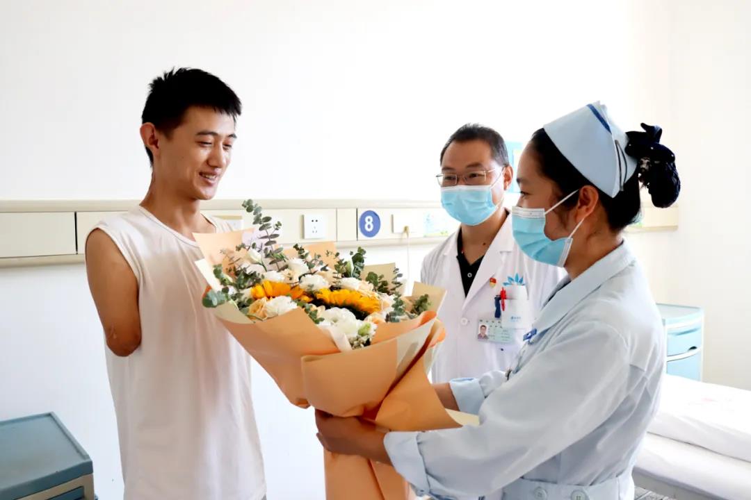 【保山安利醫(yī)院】雖然失去了雙臂，但他用堅(jiān)強(qiáng)、樂觀的態(tài)度讓生活充滿陽光！