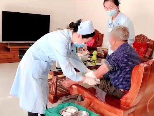 【保山安利醫(yī)院】82歲爺爺與老伴居家，在院手術(shù)后換藥不便，居家護(hù)理上門服務(wù)解難題