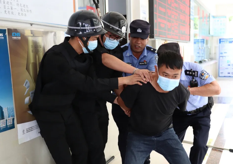警醫(yī)聯(lián)動丨反恐防暴應(yīng)急演練，筑牢醫(yī)院安全防線